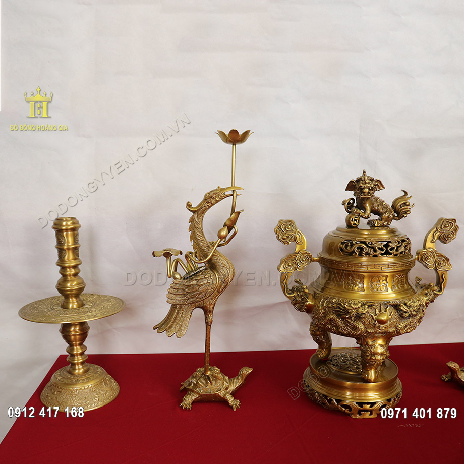 Bộ ngũ sự bao gồm đỉnh đồng ở giữa, hai b&ecirc;n l&agrave; đ&ocirc;i hạc chầu đứng tr&ecirc;n lưng r&ugrave;a, v&agrave; đ&ocirc;i ch&acirc;n nến hai b&ecirc;n